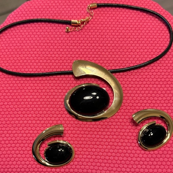 ✨ Gold & Black Statement Jewelry Set – Necklace & Earrings ✨ - Picture 6 of 7